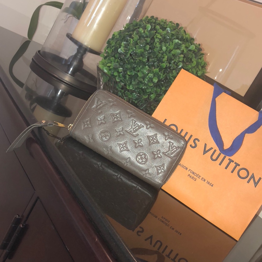 Authentic Louis Vuitton Zippy Wallet